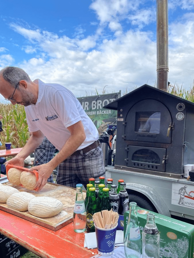 ein Mann draußen am backen